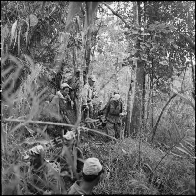 Progression lente et difficile de parachutistes du  8e bataillon de parachutistes de choc (BPC) au cours d'une reconnaissance au nord de Diên Biên Phu.