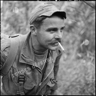 Le sergent Carré du 8e bataillon de parachutistes de choc (BPC) au cours d'une reconnaissance au nord de Diên Biên Phu.