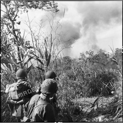 L'aviation intervient et bombarde au napalm les positions des batteries vietminh en appui des éléments du 8e bataillon de parachutistes de choc (BPC) qui mènent une reconnaissance au nord de Diên Biên Phu.