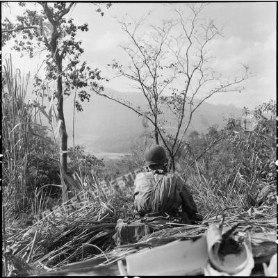 Un guetteur du 8e Bataillon de Parachutistes de Choc surveille les mouvements des troupes vietminh au cours d'une reconnaissance au nord de Diên Biên Phu.