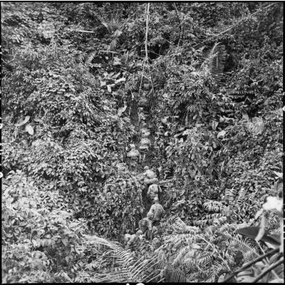 Retour pénible en montée dans la jungle pour les soldats du 8e bataillon de parachutistes de choc (BPC) au cours d'une reconnaissance au nord de Diên Biên Phu.