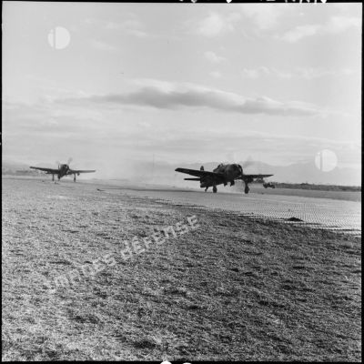 Des avions de chasse Bearcat F8F du groupe de chasse 1/22 Saintonge s'apprêtent à décoller du terrain d'aviation de Diên Biên Phu.