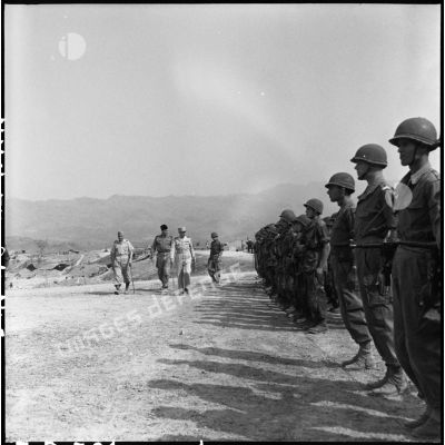 Revue des troupes par le général Navarre à Diên Biên Phu.