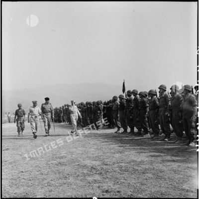 Le général Navarre passe les troupes en revue à Diên Biên Phu.