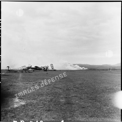 Sur le terrain d'aviation de Diên Biên Phu, des avions détruits par l'artillerie Vietminh.