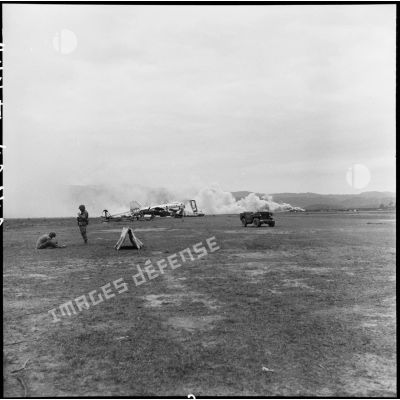 Le photographe Jean Péraud et le caméraman Pierre Schoendoerffer en action près du terrain d’aviation de Diên Biên Phu pendant des tirs de l’artillerie vietminh.