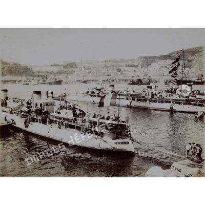 Contres torpilleurs [sic] de l’Escadre de la Méditerranée dans le port d’Oran. [légende d'origine]