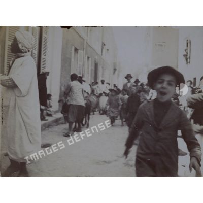 Oran, rue de Wagramm [sic]. Arabes promenant le taureau (enfants juifs). [légende d'origine]
