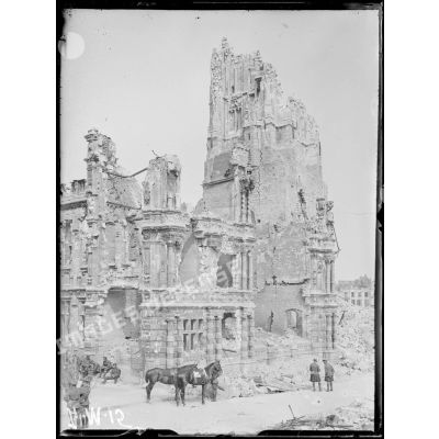 Arras, Pas-de-Calais, Beffroi et hôtel de ville (façade latérale). [légende d'origine]