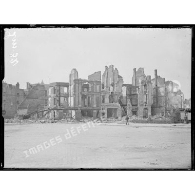Arras, Pas-de-Calais, maisons en face de la gare. [légende d'origine]