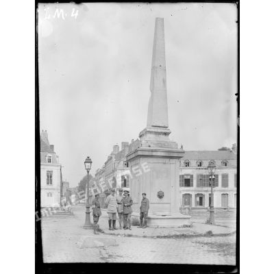Arras, Pas-de-Calais, place Victor Hugo, pyramide formant une fontaine dont le socle a bougé sous le bombardement. [légende d'origine]