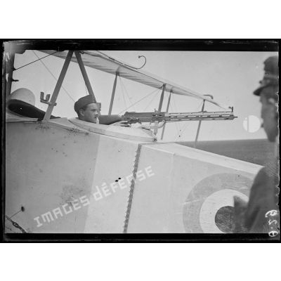 [Aérodrome Anglais (de Saint André au Bois). Un pointeur accroupi dans l'avion allemand manoeuvre la mitrailleuse sur tourelle.]
