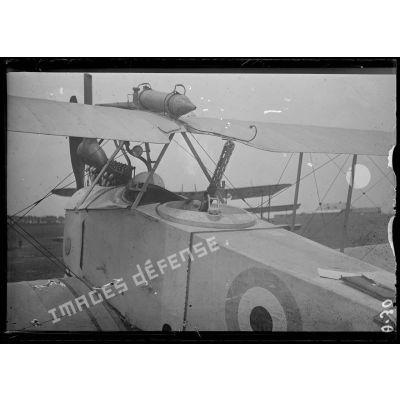 [Aérodrome Anglais (de Saint André au Bois). Un pointeur accroupi dans l'avion allemand manoeuvre la mitrailleuse sur tourelle.]