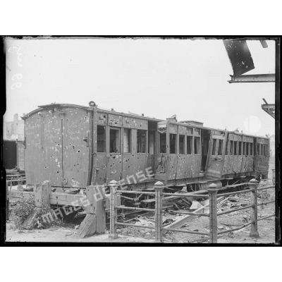 Arras, Pas-de-Calais, en gare : un wagon endommagé par un obus. [légende d'origine]