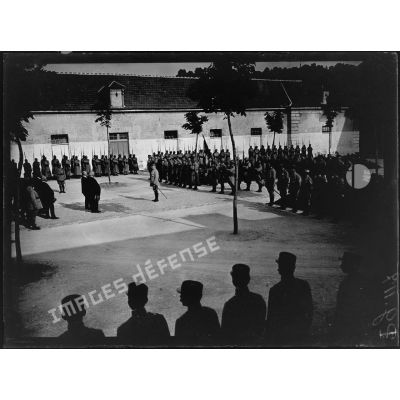 Remise de la médaille militaire au général Pétain par le président de la République. Le président félicite le général Pétain. [légende d'origine]