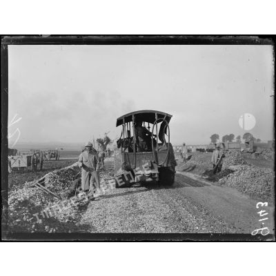 Empierrement de la route de Proyart à Morcourt (Somme). [légende d'origine]