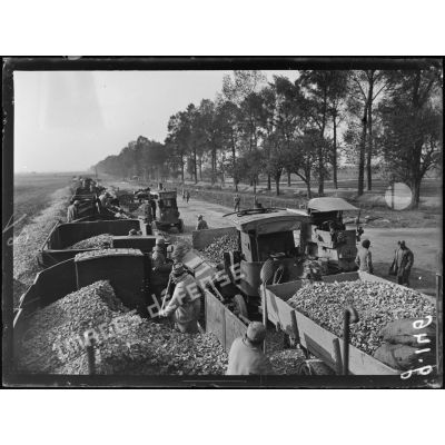 Route d'Amiens à Saint-Quentin. Des pierres pour la réfection des routes sont amenées par train et chargées sur auto camions. [légende d'origine]