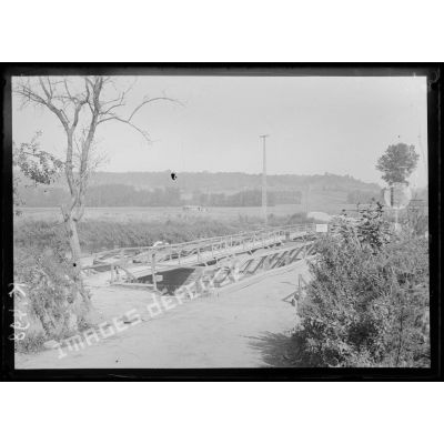 Pont de péniches construit par le génie reliant la route de Jaulzy à Bitry et la TSF au loin. [légende d'origine]
