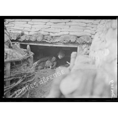 Caeskerke, Belgique, soldat belge dans un abri. [légende d'origine]