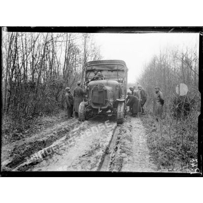 Les manoeuvres de tracteurs automobiles à Chanteloup-les-Vignes. [légende d'origine]