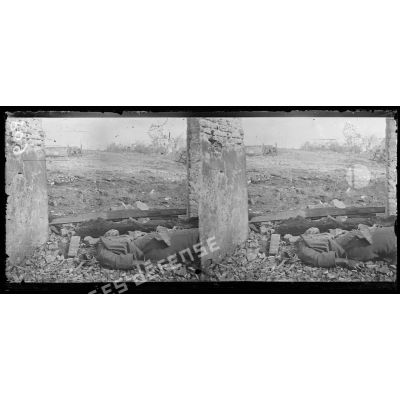 Fismes (Marne). Cadavre de soldat allemand pris par les gaz. [légende d'origine]