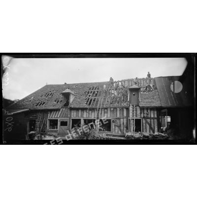 Breteuil (Oise). Prisonniers allemands recouvrant une maison endommagée par des bombardements d'avions. [légende d'origine]