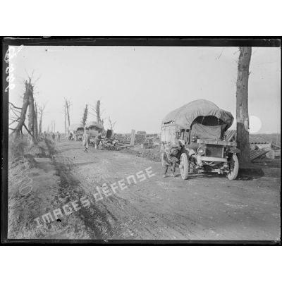 Sur la route de Saint-Quentin, près du bois des Satyres, dépôt de matériels de tranchée amenés par auto-camions. [légende d'origine]