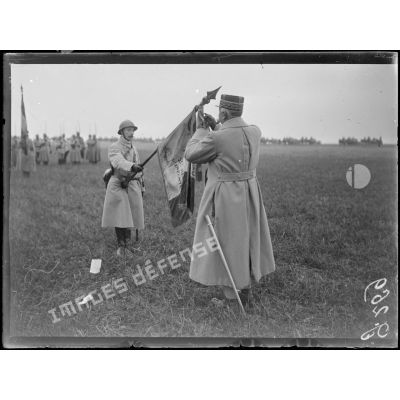 Saint-Martin-aux-Bois, Somme, le général Anthoine décore le drapeau du 2e régiment d'infanterie. [légende d'origine]
