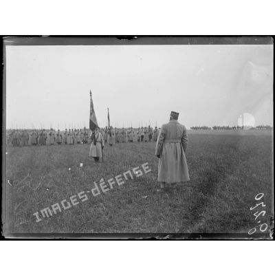 Saint-Martin-aux-Bois, Somme, le général Anthoine décore le drapeau du 2e régiment d'infanterie. [légende d'origine]