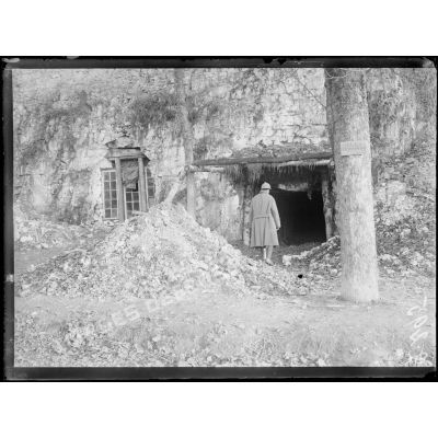 Près de Guerbigny, entrée d'un cantonnement construit dans une grotte. [légende d'origine]