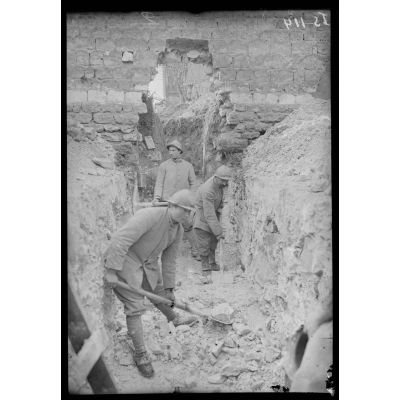 La Neuvillette, Marne, construction d'un boyau dans le village par des soldats du 410e RI. [légende d'origine]
