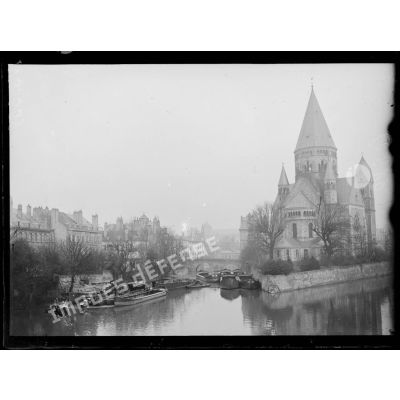 Metz, Lorraine, un pont sur la Moselle et le temple protestant. [légende d'origine]