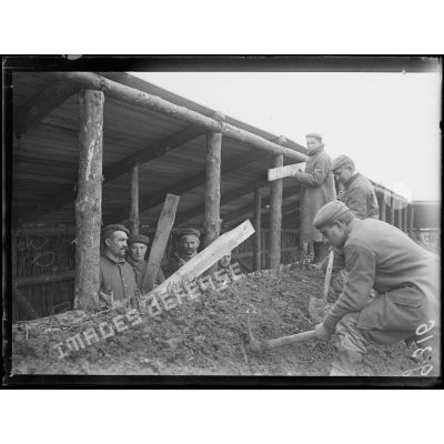Près de Marcelcave, prisonniers allemands se construisant un abri. [légende d'origine]