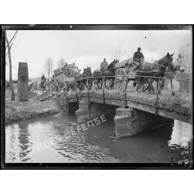 La Neuville-Sire-Bernard, le pont, passage de voitures régimentaires. [légende d'origine]