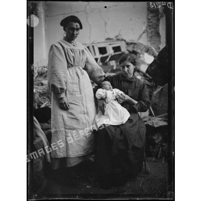 Rosendaël, Nord, bombardement de l'hôpital par des avions allemands. Bébé blessé portrant l'insigne des blessés. [légende d'origine]