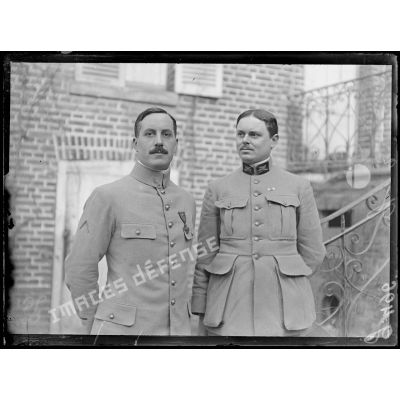 [Moreuil, Somme, portrait de deux officiers de l'état-major de la 10e armée].