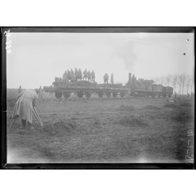 Près de la gare de Muizon, Marne, pose de voie ferrée sur la ligne de Reims. Locomotive amenant du matériel. [légende d'origine]