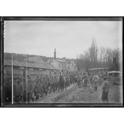 Irval, Marne, camp de prisonniers. Convoi de prisonniers se rendant au travail. [légende d'origine]
