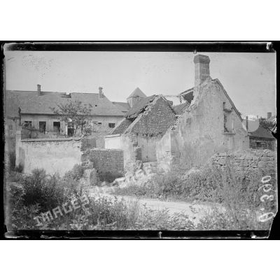 [Un coin du village de Vassogne en ruines.]