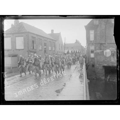 Roesbrugge (Belgique). Soldats revenant des tranchées. [légende d'origine]