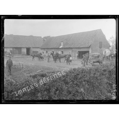 Près de Wulpen, sur la route de Nieuport à Furnes. Cavaliers belges cantonnés dans une ferme. [légende d'origine]