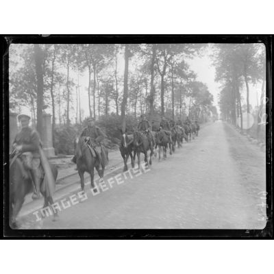 Près de Steenkerke. Cavaliers belges sur la route de Furnes à Ypres. [légende d'origine]