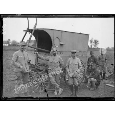 Dans l'Aisne, voiture en panne réparée par les prisonniers allemands. [légende d'origine]