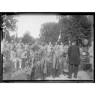 Nogent-sur-Marne, prise d'armes à l'hôpital colonial bénévole pour la présidence de René Besnard. Décorations des mandarins. [légende d'origine]