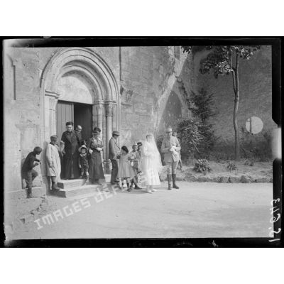 Jonchery, Marne, mariage au front. La sortie de l'église. [légende d'origine]