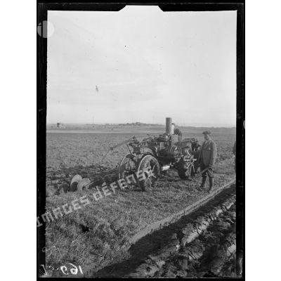 Marne, tracteurs agricoles Mogul de labour conduits par les soldats. [légende d'origine]