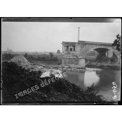 [Un pont en ruines à Soissons.]