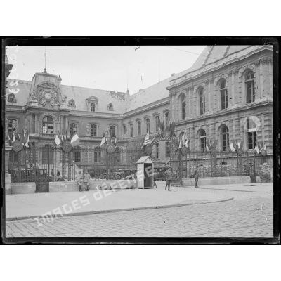 Amiens, l'hôtel de ville pavoisée le 14 juillet 1918. [légende d'origine]