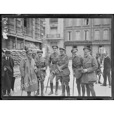 Amiens, la sortie du banquet donné à l'hôtel de ville le 14 juillet 1918. Les officiers anglais en promenade. [légende d'origine]