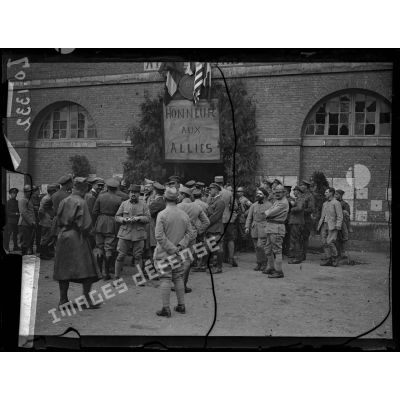 Amiens, à la citadelle, officiers supérieurs arrivant à la salle des fêtes. [légende d'origine]